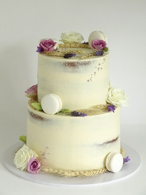 2-tier naked wedding cake with rustic look