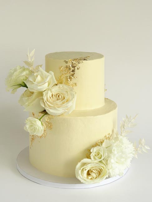 2-tier Wedding cake with white roses and gold