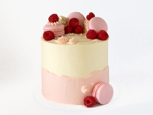 Macaron & Berry Cake